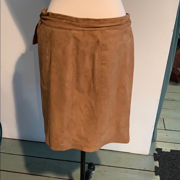 Vince super soft suede skirt. - Picture 2 of 6
